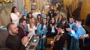 Keldani Korosu ayinden sonra Papa'ya seslerini duyurmak için coşkulu bir ilahi söylüyor